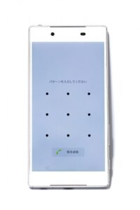 故人のスマホを家族がロック解除できない場合、相続手続きが遅れることがあります。