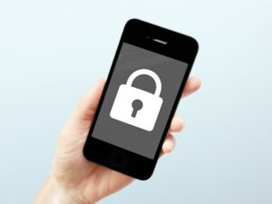 デジタル遺品となったことを表現する鍵のかかったスマートフォン