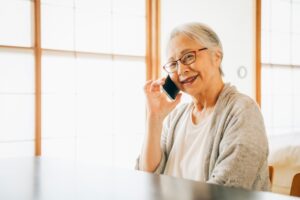 人は生身の人間との接触に安心を覚えるため、人からの電話はAIからより安心をします