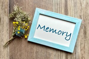 FaceBookのデジタル遺品対応で、ユーザーの家族が思い出を守れることをイメージ