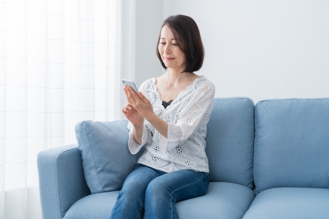 「iPhoneを日常生活で使う様子と終活のイメージ