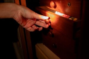 パスワードを隠すシールは、覗き見をされたり、家族仲を悪くする原因となりえます。