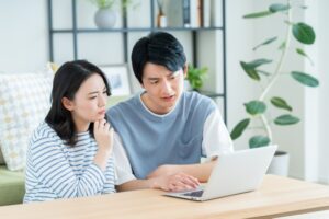 紙の証書がデジタル化された現代、死後、家族がスマホにアクセスできないと、資産をうけとれずに困惑してしまいます。
