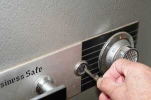 作成した遺言は外部にあずかってもらっても、死後、家族から連絡をしないかぎり、連絡がくることはありません。
