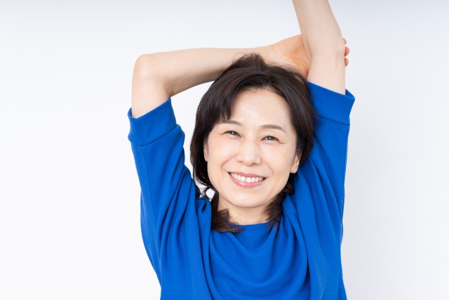 50代女性が取り組むべきは、貯金や保険を見直し、早めに終活に取り組むことです。