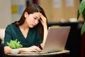 準備をせずに、持ち主が死亡した場合、iPhoneはパスコードの解析業者に依頼するしかありませんが、確実に解除できるわけではなく、費用だけが発生する場合もあります。