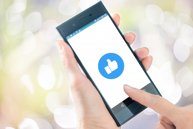 FaceBookの終活を知ることがよいことを表現するためのアイコンが「いいね」になったスマートフォン
