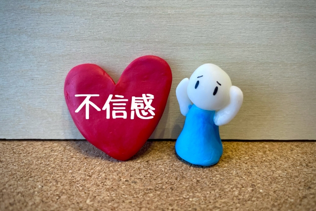 スマートフォンのパスワードをシールで隠して共有する方法が推奨されていますが、夫婦間での不信感を招く可能性もあります。