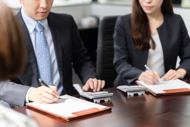 遺言書や専門家との相談相続内容を明確にするために、行政書士や税理士に相談し、資産の所在を整理しておくとスムーズです。