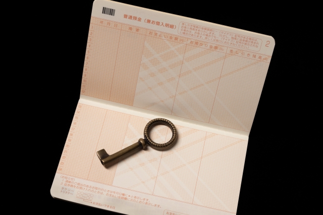 口座名義人が亡くなったことを銀行が確認すると、口座は即時凍結され、相続手続きを行うまでは出金できません。