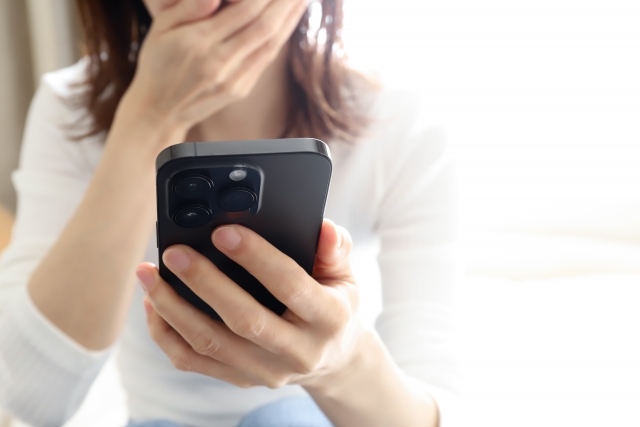 家族がSNSのアカウントを削除できないため、誕生日のお知らせや思い出投稿の通知を受け取った友達が複雑な気持ちになることがあります。