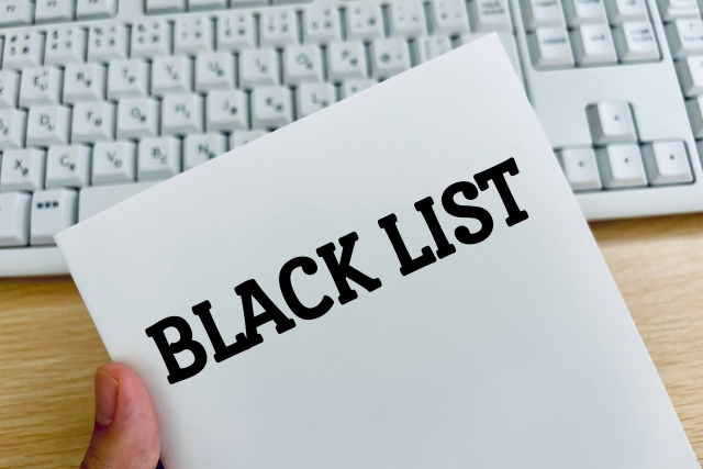 サブスク引き落とし先の銀行口座やクレジットカードを停止すると、督促状が届いたり、対応を誤れば、ブラックリストに登録されることもあります。